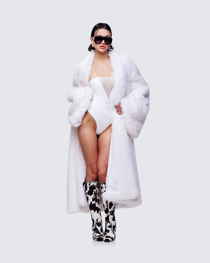 Women's ivory coat close-up detail – FINESSE