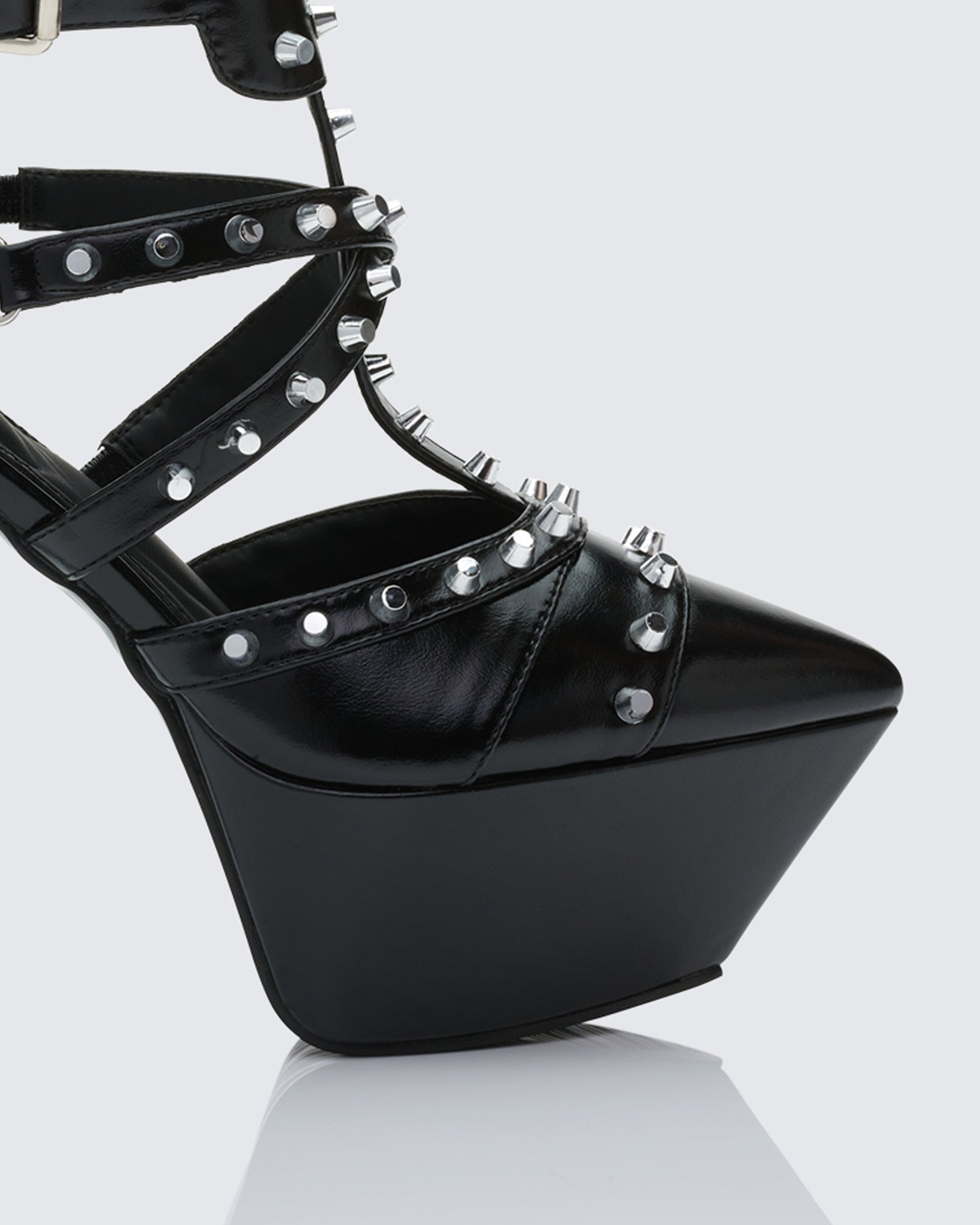 Women's black heels close-up detail – FINESSE