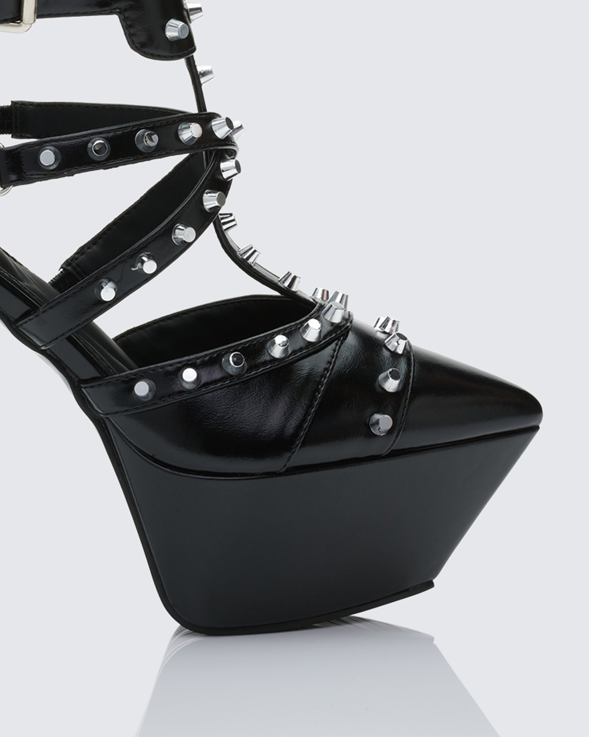 Women's black heels close-up detail – FINESSE