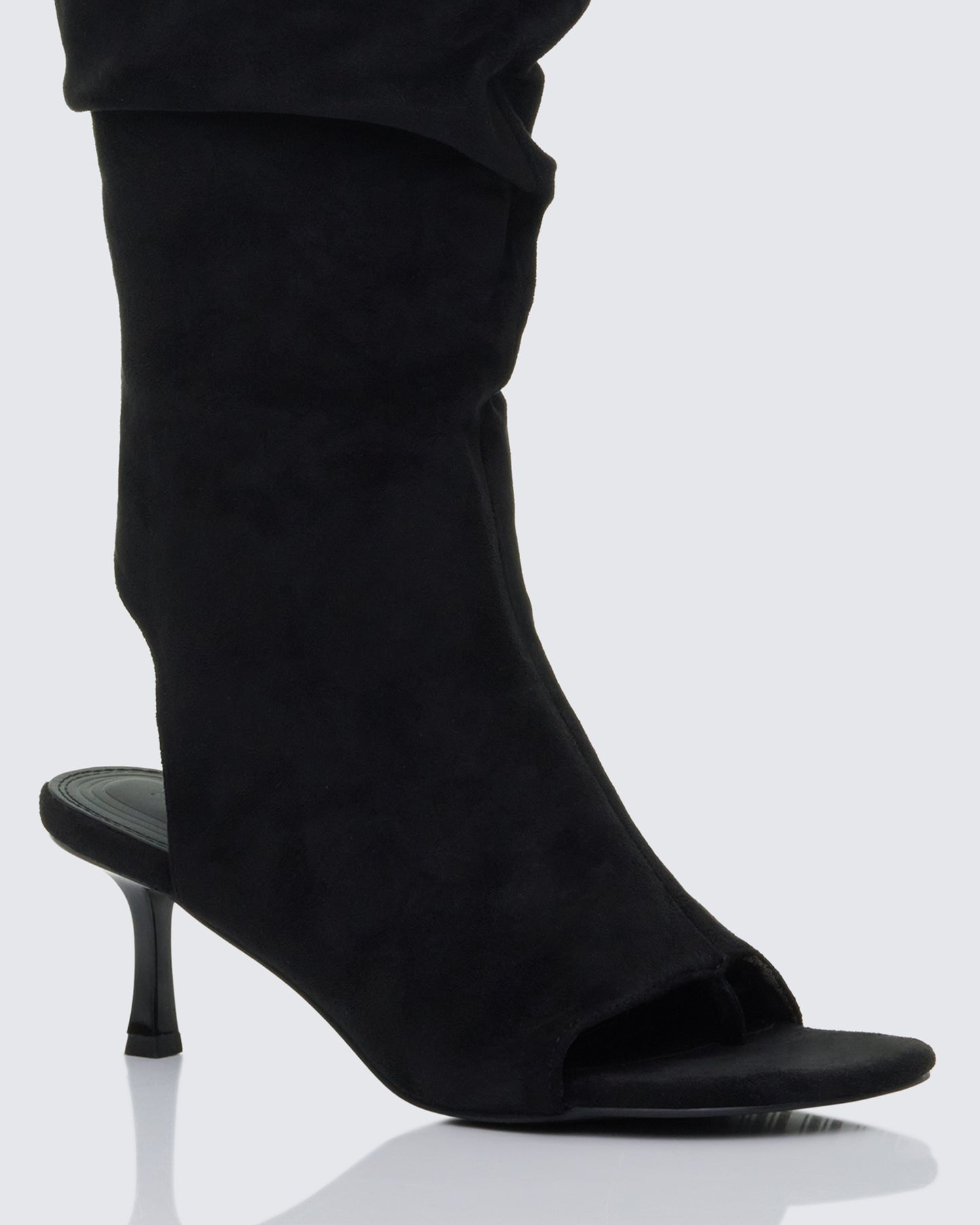 Women's black boots close-up detail – FINESSE