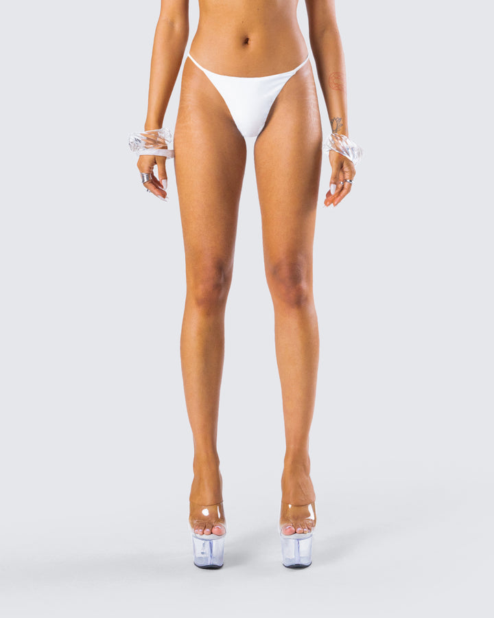 Women's white bikini close-up detail – FINESSE